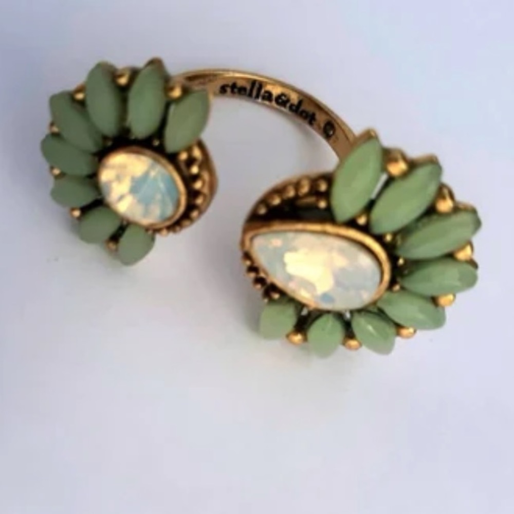 Stella & Dot green statement rhinestone ring adjustable size in gold